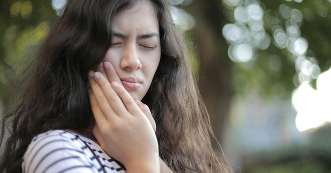 What Causes Jaw Clicking and Popping? TMJD Explained 